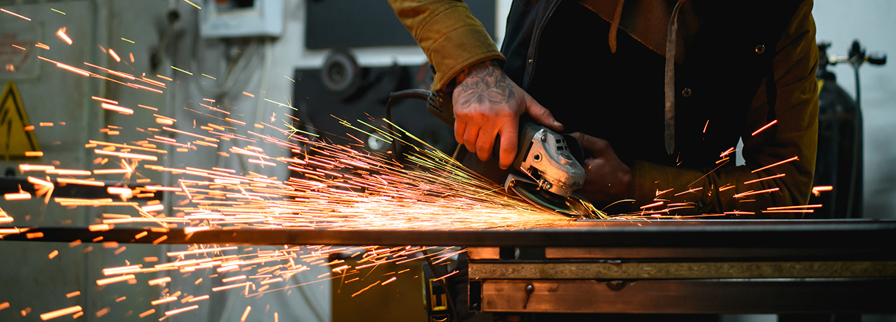 Szlifierki kątowe do metalu to siła, dokładność i trwałość w codziennej trudnej pracy profesjonalnej.